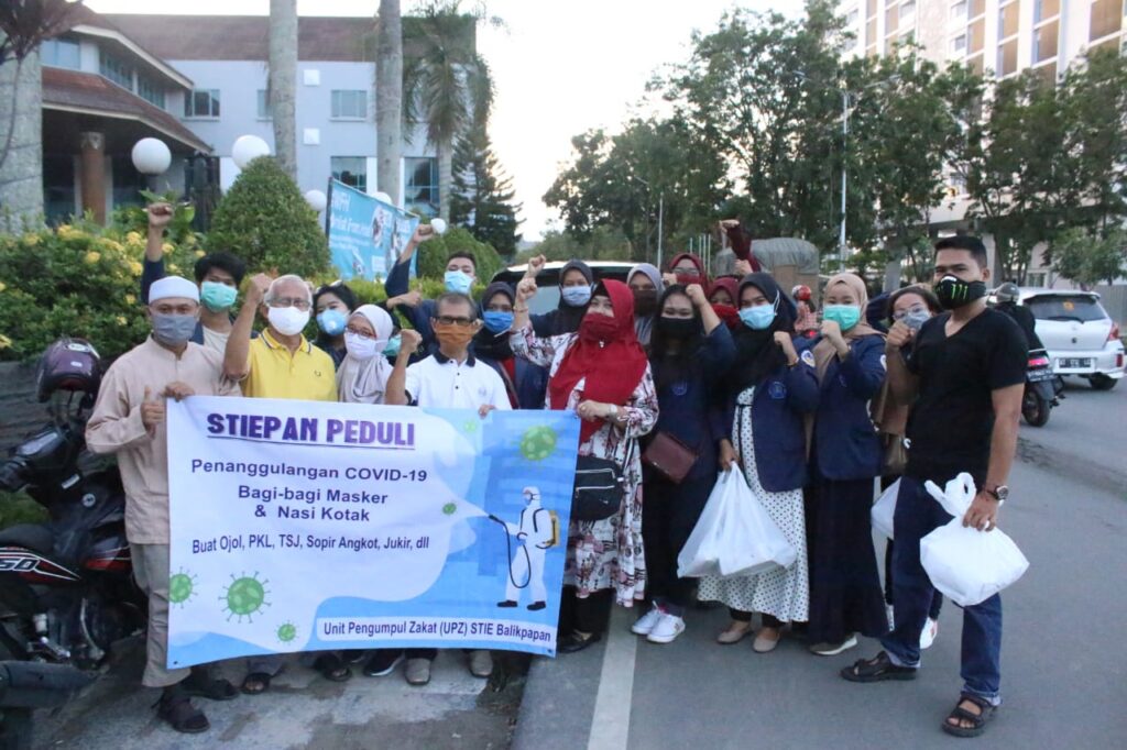Pembagian Nasi Kotak kepada Sopir Angkot dan Ojol di wilayah Puskib - Rapak - depan Hotel Blue Sky Balikpapan c 5